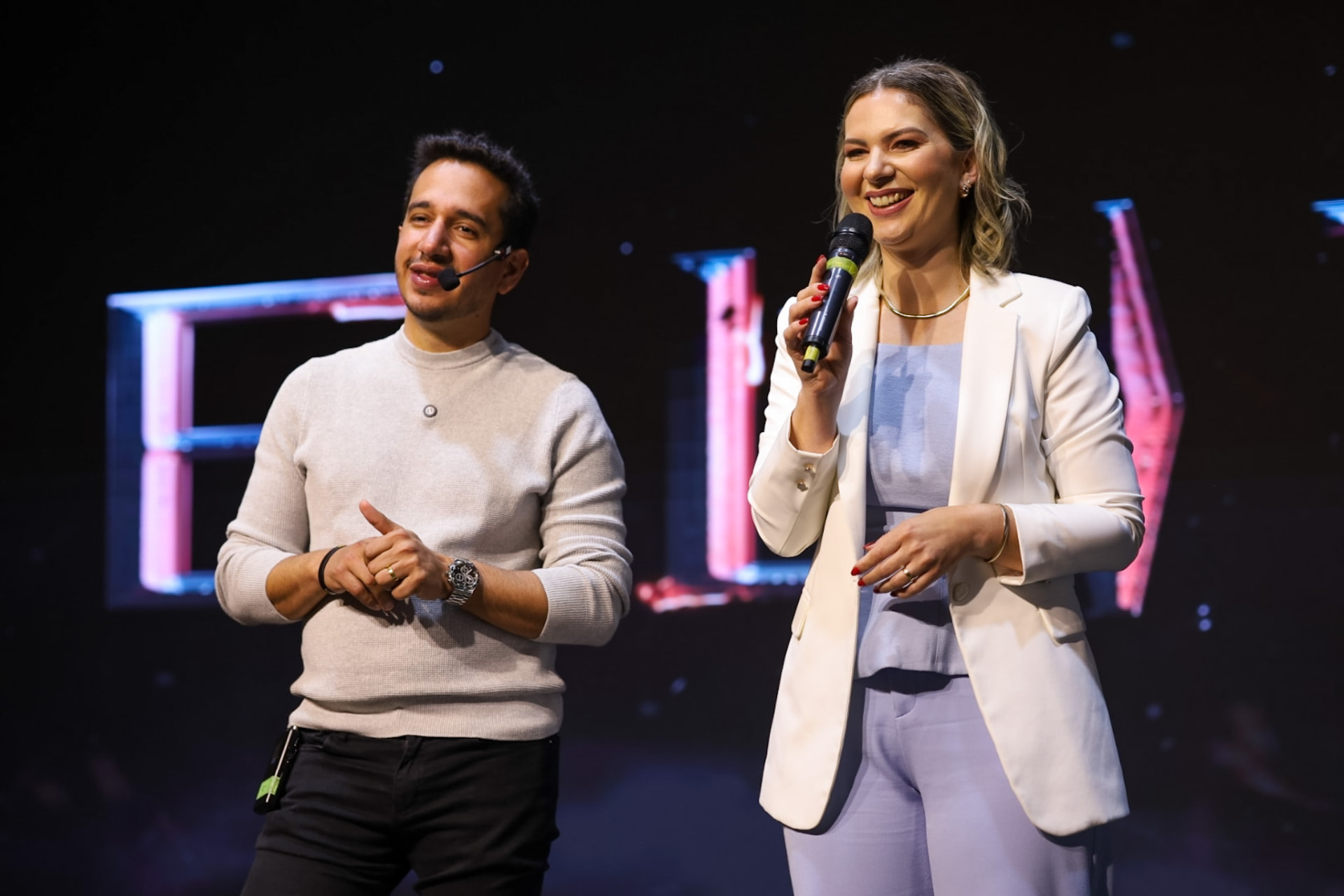 Matheus Lessa no palco de um evento da Domine Seu Restaurante