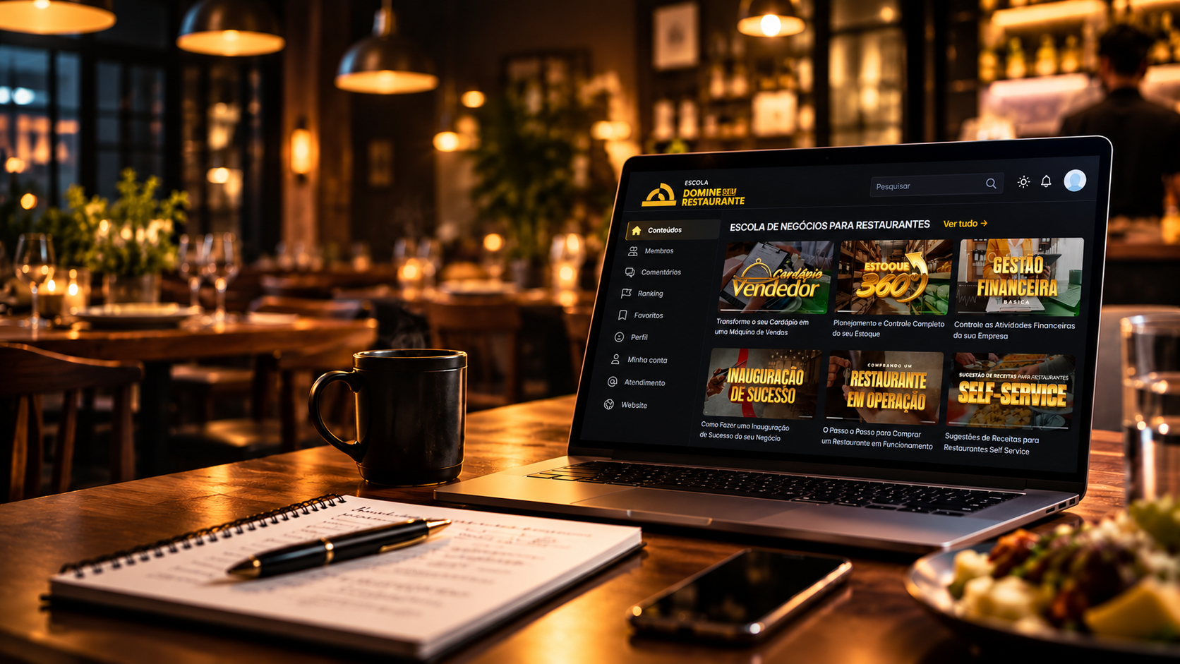 Notebook com a plataforma da Escola Domine Seu Restaurante aberta sobre a mesa de um restaurante